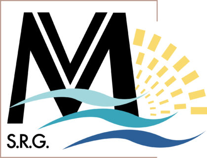logo avec un grand v dans un M en fond, une représentation de moulin avec des vagues qui symbolisent l'eau